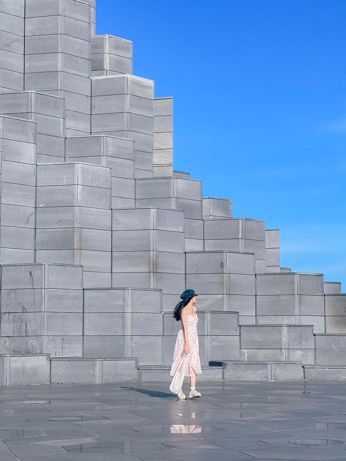 Vì vé máy bay đi Tuy Hòa khá cao và cũng ít chuyến nên Thanh Phương đi máy bay vào Quy Nhơn (Bình Định). Từ Quy Nhơn đi Phú Yên, du khách có thể đi xe ghép. Đường đi khá đẹp nên nếu ai muốn di chuyển bằng xe máy cũng là trải nghiệm thú vị.