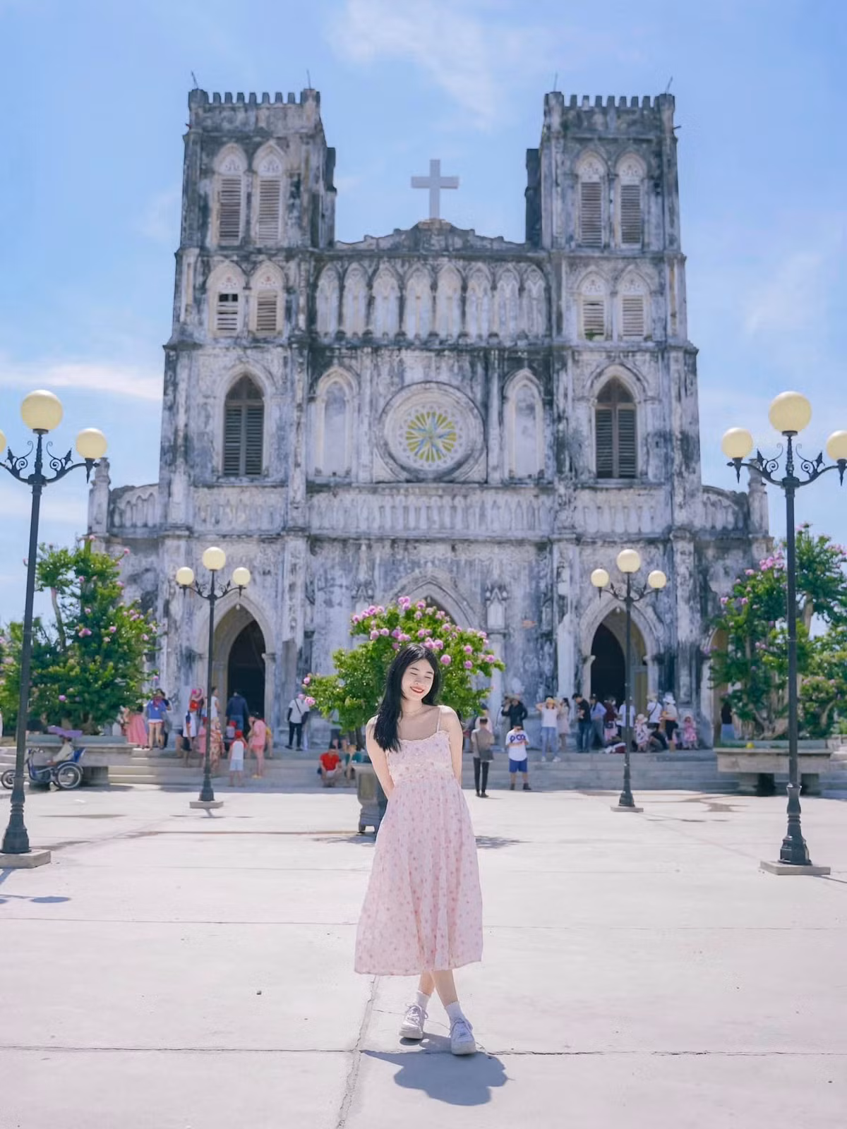 Du khách có thể đi đến cầu gỗ Ông Cọp, nhà thờ Mằng Lăng, gành Đá Đĩa, gành Đèn, hòn Yến, bãi Xép, chùa Thanh Lương.