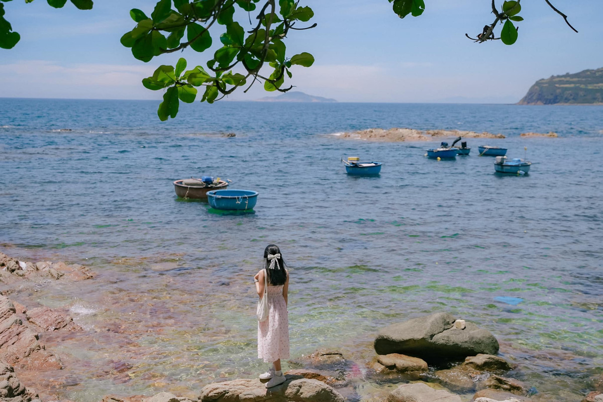 Với cô gái đến từ Bắc Ninh, ở mảnh đất Phú Yên này có đồ ăn vừa rẻ vừa ngon, ẩm thực phong phú. Người dân Phú Yên rất thân thiện và nhiệt tình, đi đến đâu mọi người chào đón đến đó, có nhiều điểm tham quan đẹp, biển xanh, cát vàng.