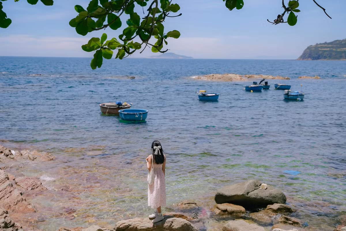 Với cô gái đến từ Bắc Ninh, ở mảnh đất Phú Yên này có đồ ăn vừa rẻ vừa ngon, ẩm thực phong phú. Người dân Phú Yên rất thân thiện và nhiệt tình, đi đến đâu mọi người chào đón đến đó, có nhiều điểm tham quan đẹp, biển xanh, cát vàng.