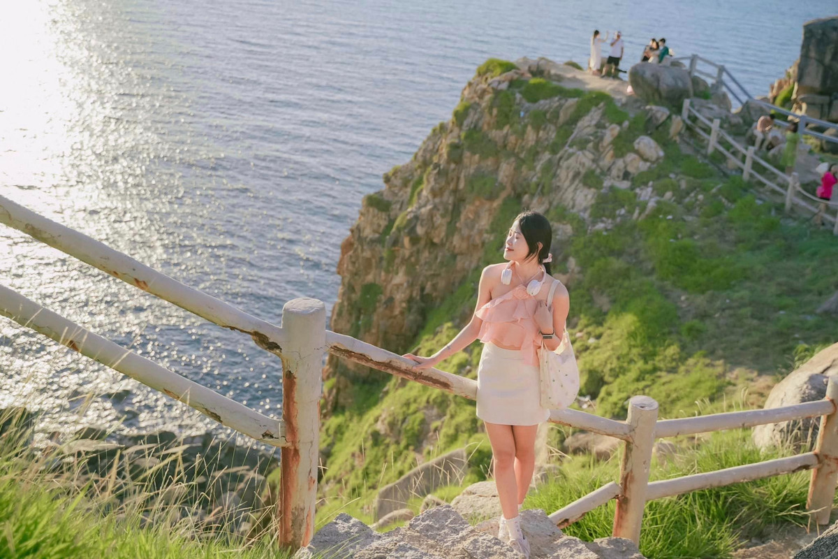 Mùa hè đến, du lịch Phú Yên là một sự lựa chọn được nhiều du khách hướng đến, nhất là những ai yêu thích du lịch tìm về thiên nhiên, hòa mình trong cát trắng, nắng vàng, biển xanh.