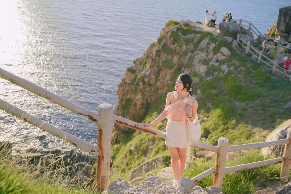 Mùa hè đến, du lịch Phú Yên là một sự lựa chọn được nhiều du khách hướng đến, nhất là những ai yêu thích du lịch tìm về thiên nhiên, hòa mình trong cát trắng, nắng vàng, biển xanh.