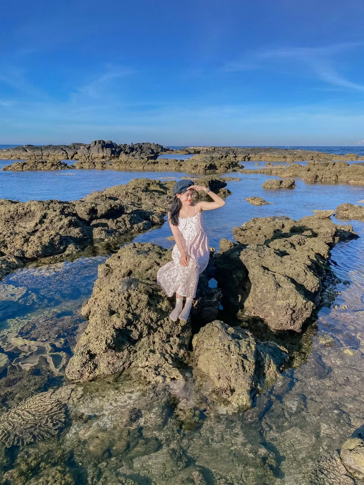 Đến Phú Yên, du khách có thể thưởng thức những món ăn ngon như mắt cá ngừ đại dương bà Tám, bánh căn cô Thoại, bánh xèo cô Chi, bún cá đất Phú...