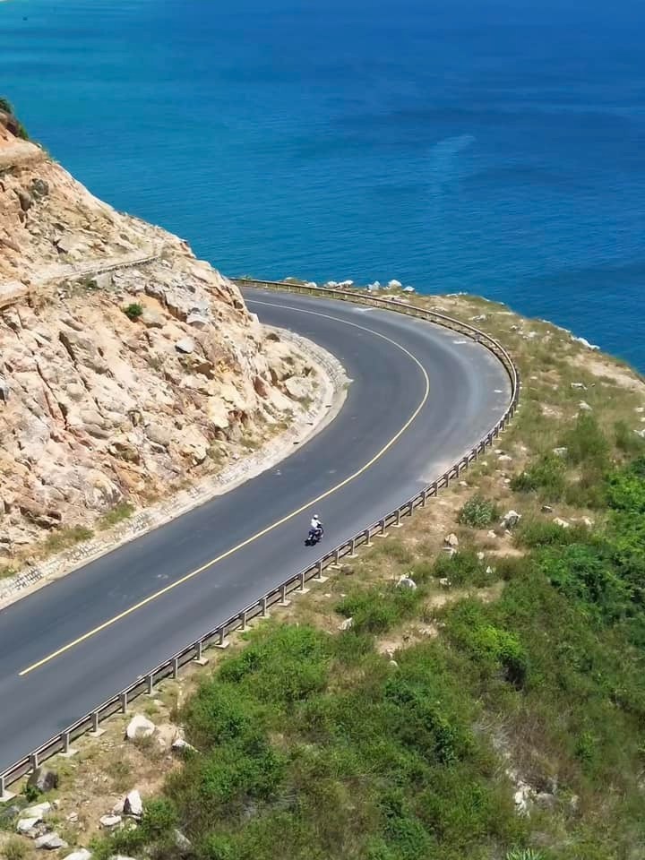 Hôm sau, cô nàng đi Mũi Điện, Vũng Rô, Đèo Ngang với con đường ven biển. Du khách có thể đi bộ xuống lối Bãi Môn để ngắm cảnh tuyệt đẹp.