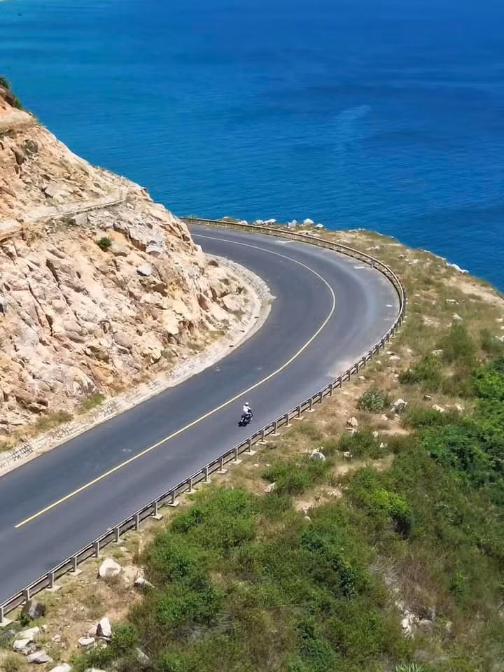 Hôm sau, cô nàng đi Mũi Điện, Vũng Rô, Đèo Ngang với con đường ven biển. Du khách có thể đi bộ xuống lối Bãi Môn để ngắm cảnh tuyệt đẹp.