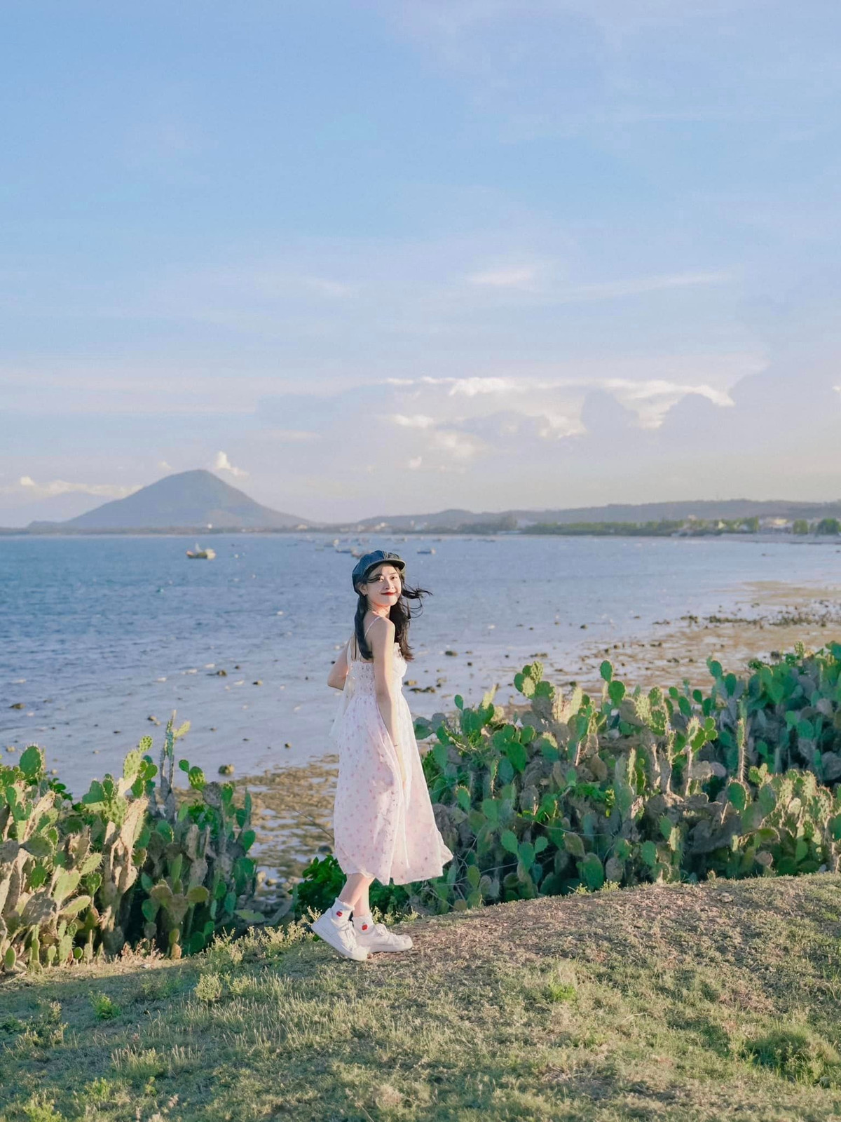 Vì ngày đầu đi khá mệt nên ngày thứ 2 cô nàng chỉ ở khách sạn, lang thang quanh thành phố rồi check-in tháp Nghinh Phong và giữ sức để ngày thứ 3 chiến đấu tiếp. Với những ai sức khỏe tốt, có thể đi thêm thác Vực Hòm, hồ điều hòa, tháp Nhạn và bờ kè Xóm Rớ.