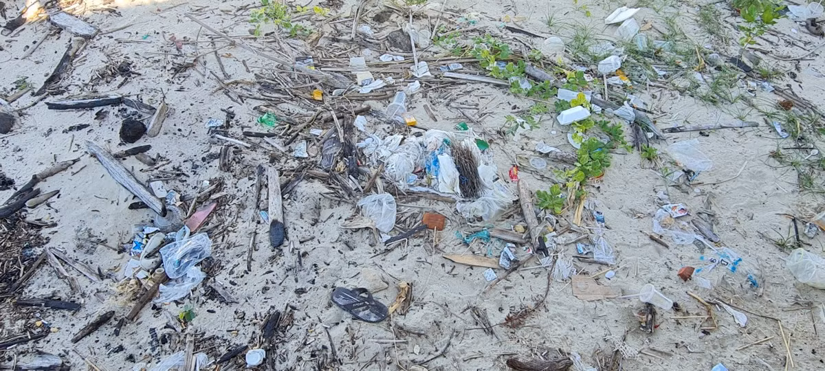 Khung cảnh nhếch nhác, ngập ngụa rác thải tại một trong những điểm check in yêu thích bên dòng sông Hàn khiến nhiều du khách ngỡ ngàng.