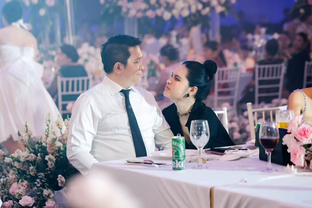 Khoanh khac gay bao mang cua Doan Di Bang va chong doanh nhan