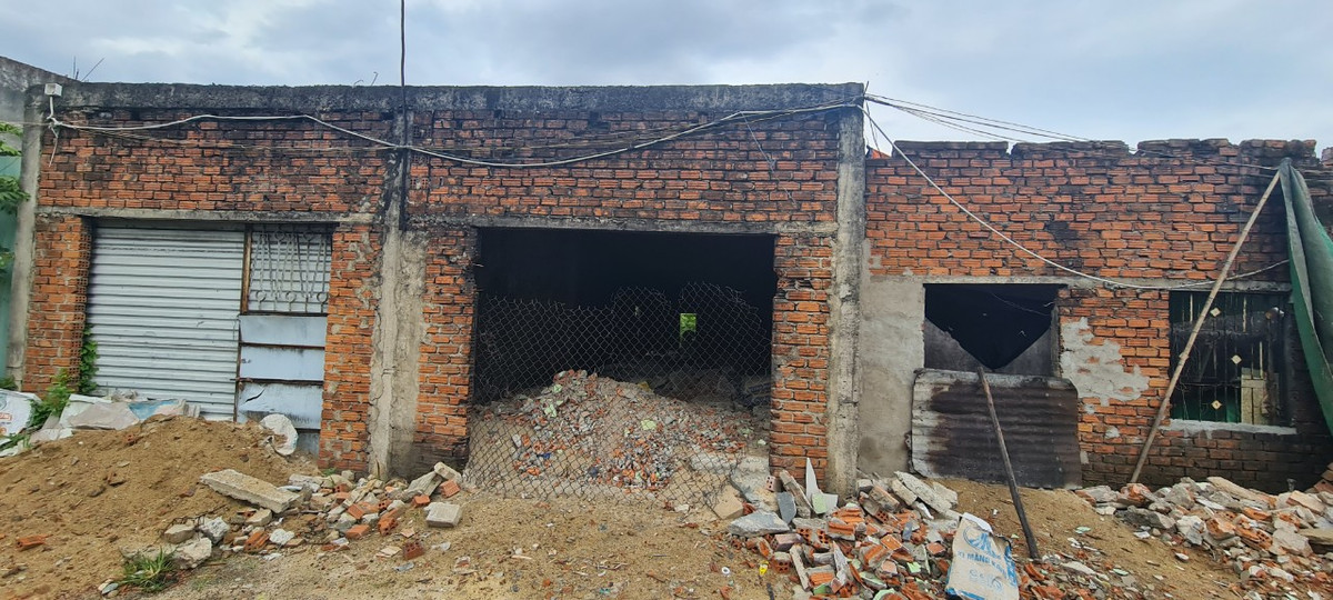 “Chỉ cần đổ xe cát nhỏ nhỏ để sửa nhà là lực lượng quy tắc đô thị xuất hiện nhắc nhở ngay, đâu được sửa sang gì ”, anh V., một người dân tại đây ngán ngẩm cho biết.