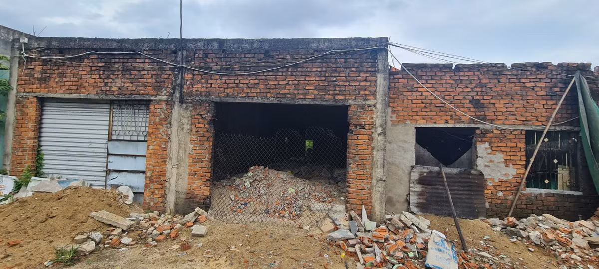 “Chỉ cần đổ xe cát nhỏ nhỏ để sửa nhà là lực lượng quy tắc đô thị xuất hiện nhắc nhở ngay, đâu được sửa sang gì ”, anh V., một người dân tại đây ngán ngẩm cho biết.