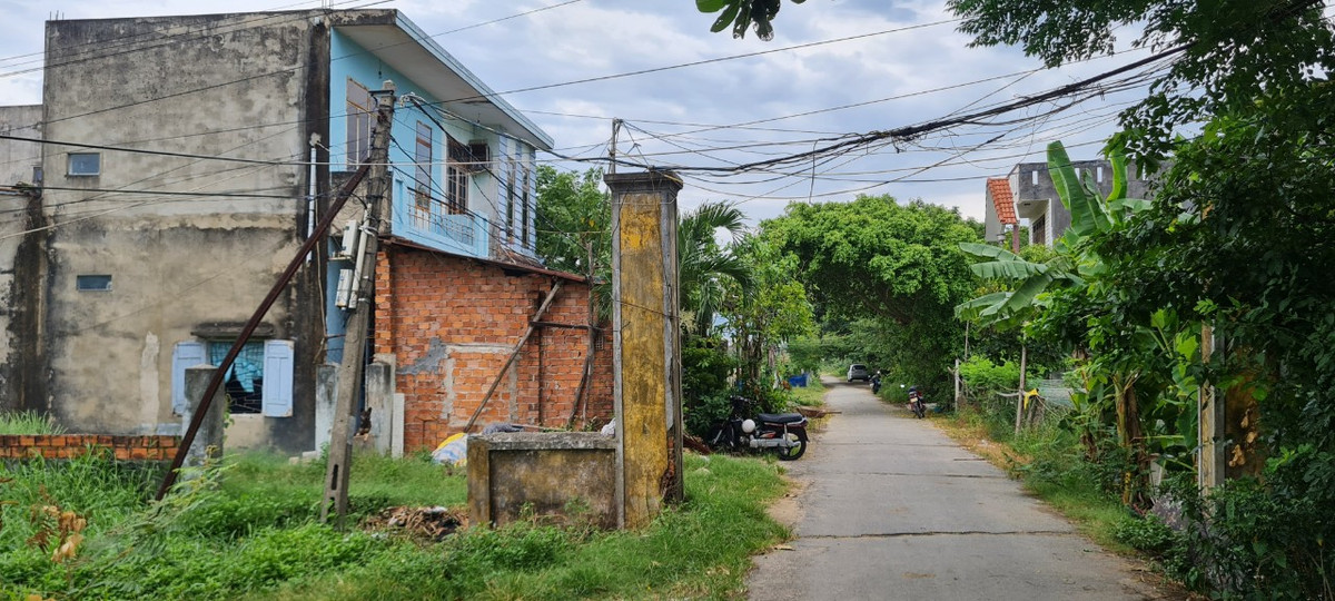 Khó có thể hình dung nơi này chỉ cách khu vực dân cư đông đúc, sầm uất với nhiều tuyến đường lớn của phường Hòa Xuân như Đinh Gia Trinh, Văn Tiến Dũng, Võ An Ninh… chỉ vài chục mét.