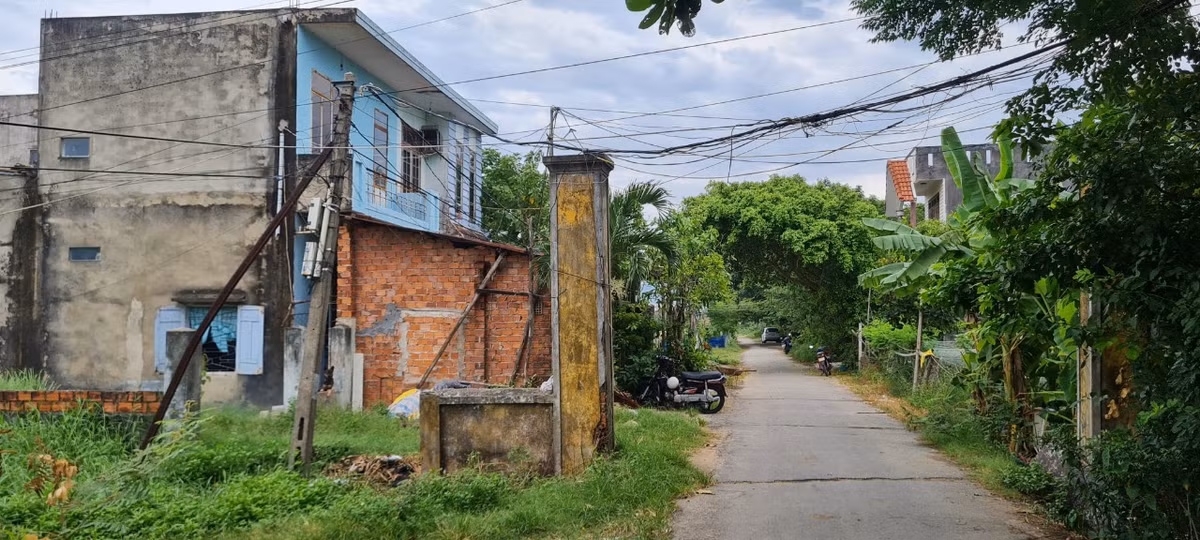 Khó có thể hình dung nơi này chỉ cách khu vực dân cư đông đúc, sầm uất với nhiều tuyến đường lớn của phường Hòa Xuân như Đinh Gia Trinh, Văn Tiến Dũng, Võ An Ninh… chỉ vài chục mét.