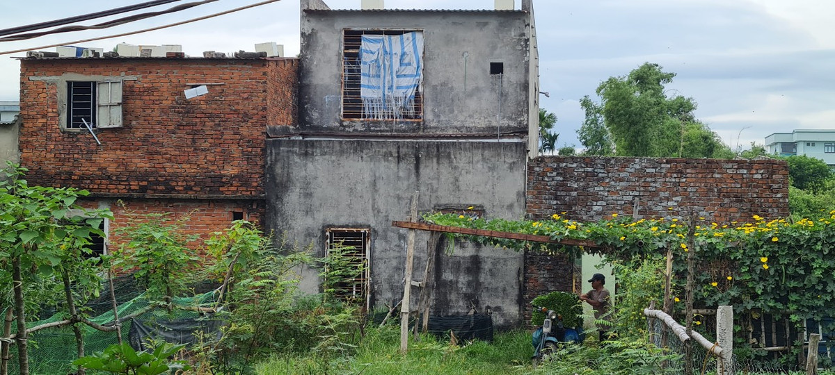 Năm 2009, khu vực tổ 89 được quy hoạch làm dự án Khu dự trữ đất ven sông phía Bắc khu E - khu dân cư Nam cầu Cẩm Lệ. Thế nhưng, chờ mãi, hơn 10 năm qua, tất cả vẫn còn nằm trên giấy, người dân lâm vào cảnh "đi không được, ở không xong".