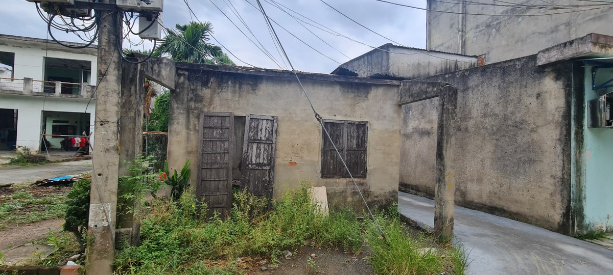 Ông Nguyễn Phú Sanh, cán bộ phường Hòa Xuân cho biết, khi có mưa bão lớn thì phường sẽ tổ chức di dời bà con ở khu vực tổ 89 đến trường THCS Nguyễn Thiện Thuật gần đó. Gần như cả phường Hòa Xuân giờ chỉ còn mỗi tổ 89 là vùng trũng thấp nên phường đã tổ chức đội dân quân cơ động tại đây để hỗ trợ bà con di dời khi có lũ lụt.