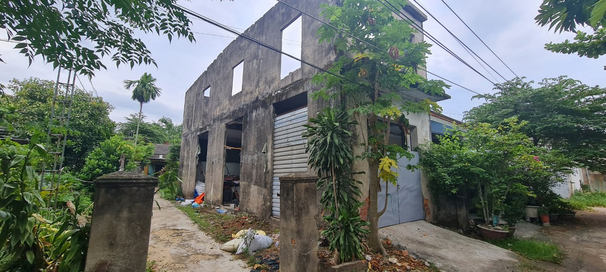 Chưa kể, nhiều ngôi nhà bị bão giật tốc mái giờ bỏ hoang và trở thành nơi tập kết rác thải khiến cho khung cảnh thêm phần nhếch nhác.