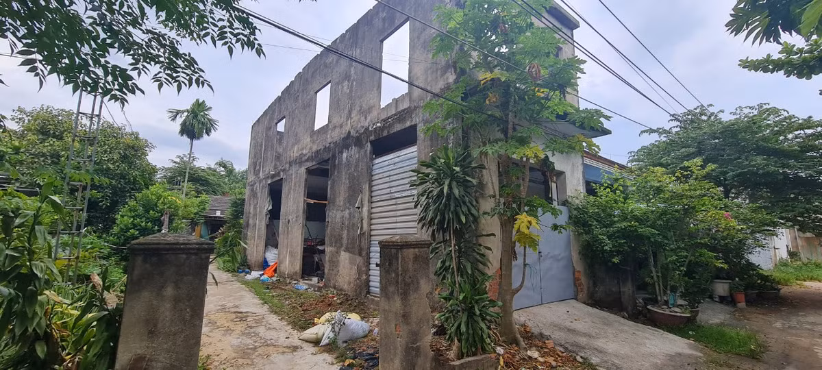 Chưa kể, nhiều ngôi nhà bị bão giật tốc mái giờ bỏ hoang và trở thành nơi tập kết rác thải khiến cho khung cảnh thêm phần nhếch nhác.