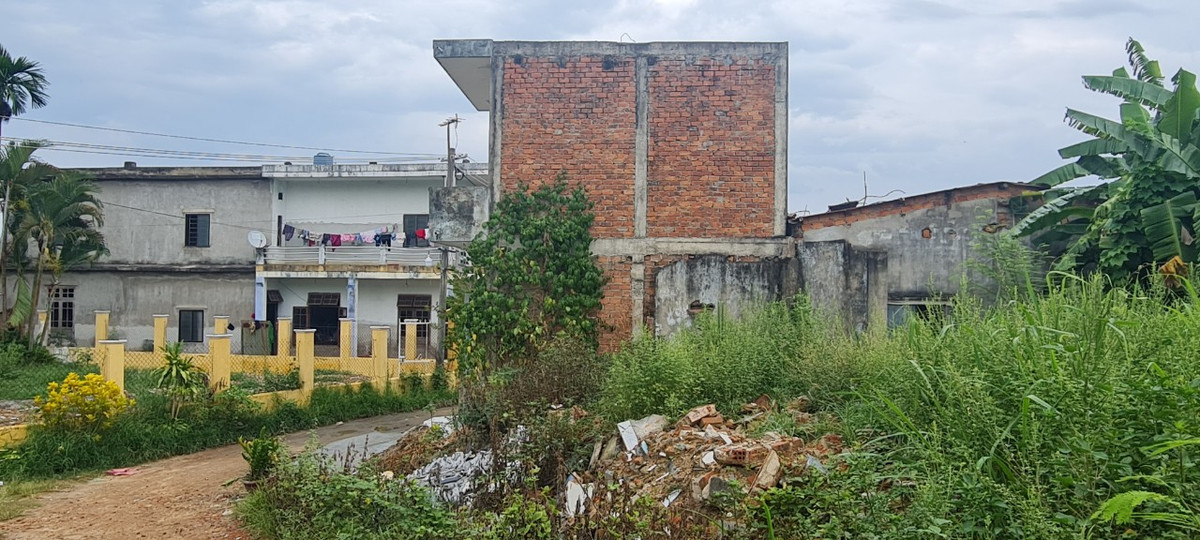  Tổ 89 Phường Hòa Xuân, dải đất nằm ven sông Cẩm Lệ, đoạn từ cầu Cẩm Lệ đến cầu Nguyễn Tri Phương, với những con đường cỏ mọc quá đầu, rác thải ngổn ngang.