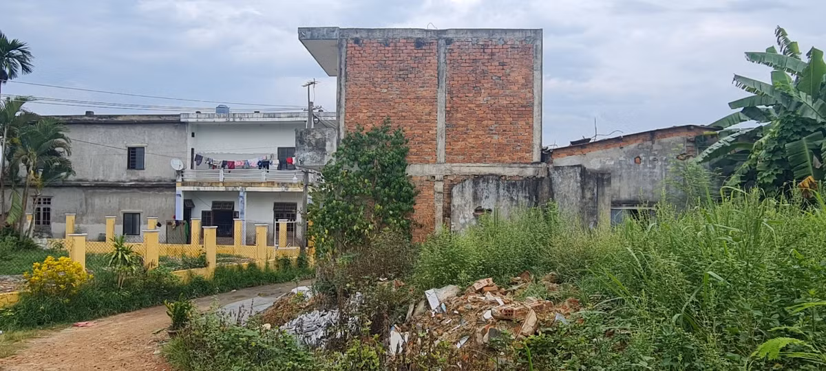  Tổ 89 Phường Hòa Xuân, dải đất nằm ven sông Cẩm Lệ, đoạn từ cầu Cẩm Lệ đến cầu Nguyễn Tri Phương, với những con đường cỏ mọc quá đầu, rác thải ngổn ngang.