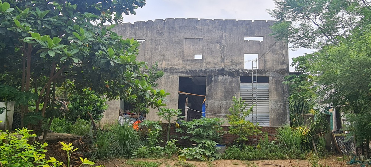 Thế nên, hơn chục năm qua, cả khu dân cư này không có một ngôi nhà mới, chỉ còn những ngôi nhà xập xệ, tạm bợ, xen lẫn trong đám cây cỏ dại như ở một "miền quê xa lắm".