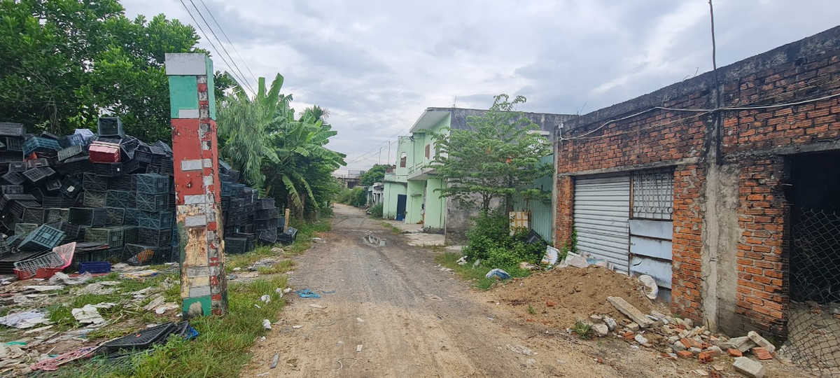 Khác với hầu hết các căn nhà mới tinh, hiện đại ở phần còn lại của phường Hòa Xuân, nhà cửa tại khu vực này đa phần xuống cấp, xập xệ, cạnh những con đường "nắng bụi, mưa ngập".