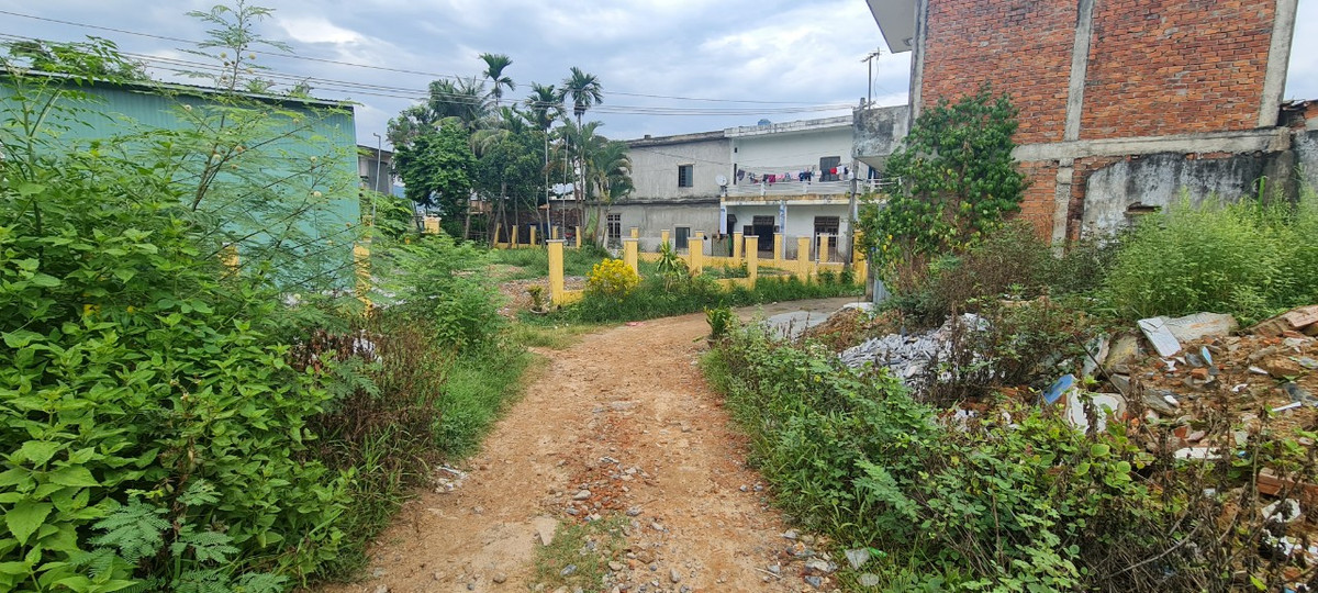 Phường Hòa Xuân, quận Cẩm Lệ, nơi được mệnh danh là phường duy nhất trên cả nước không có kiệt, hẻm. Nhưng chỉ cách vài bước chân, giữa đô thị khang trang, sạch đẹp là một khung cảnh rất khác với "đường làng, ngõ vắng".