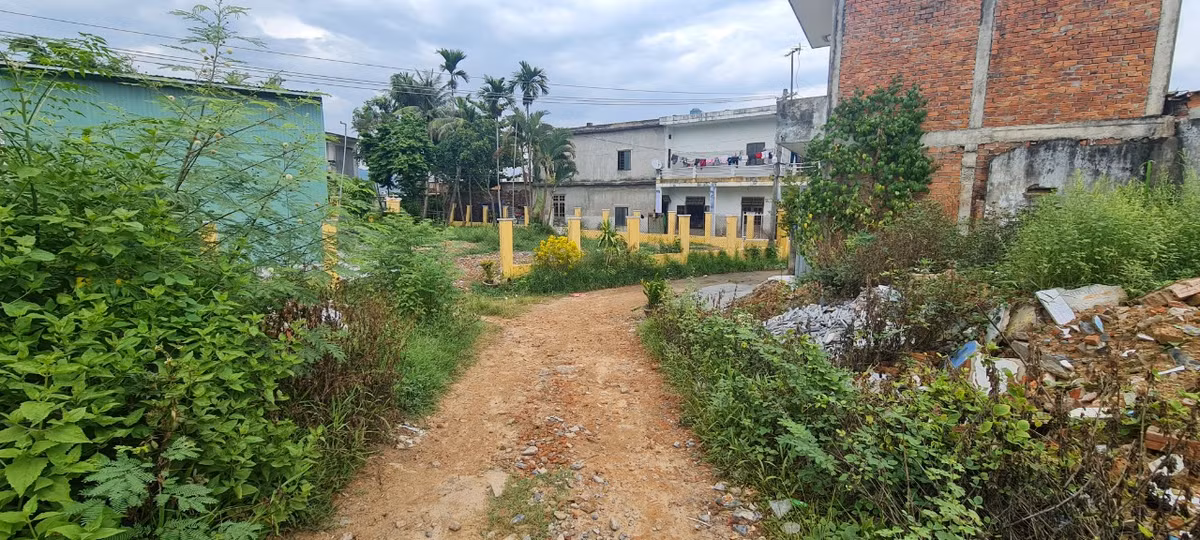 Phường Hòa Xuân, quận Cẩm Lệ, nơi được mệnh danh là phường duy nhất trên cả nước không có kiệt, hẻm. Nhưng chỉ cách vài bước chân, giữa đô thị khang trang, sạch đẹp là một khung cảnh rất khác với "đường làng, ngõ vắng".