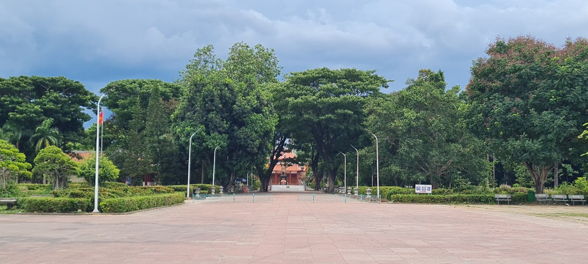 Từ TP. Quy Nhơn (Bình Định), đi theo quốc lộ 19 về hướng tây bắc khoảng 45km, qua cây cầu Kiên Mỹ bắc ngang qua dòng sông Côn thơ mộng, quần thể di tích Bảo tàng Quang Trung hiện ra trước mắt du khách.