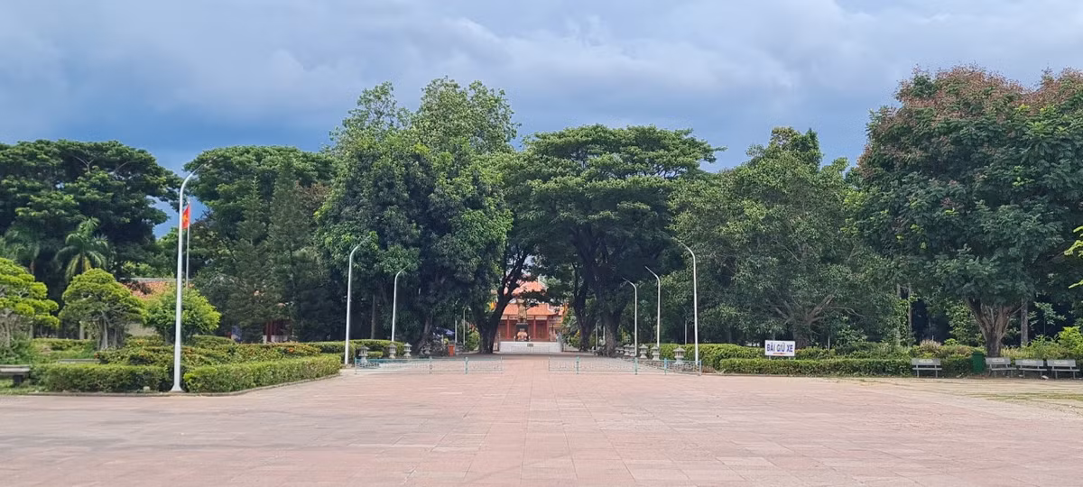 Từ TP. Quy Nhơn (Bình Định), đi theo quốc lộ 19 về hướng tây bắc khoảng 45km, qua cây cầu Kiên Mỹ bắc ngang qua dòng sông Côn thơ mộng, quần thể di tích Bảo tàng Quang Trung hiện ra trước mắt du khách.