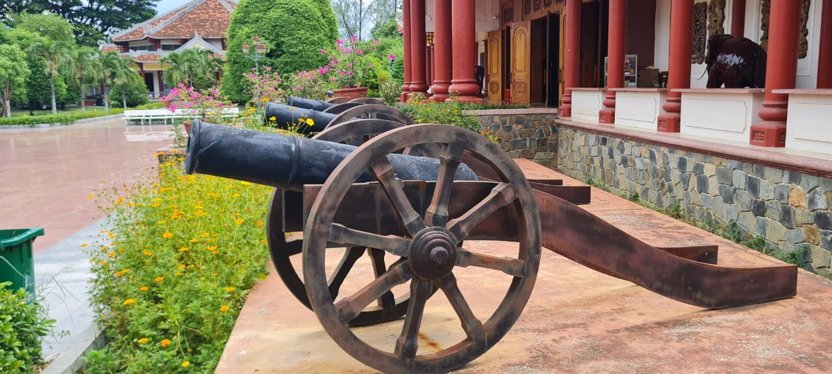 Nằm bên phải bảo tàng là ngôi nhà thuở sinh thời của ba anh em nhà Tây Sơn nay là Khu đền thờ Tây Sơn tam kiệt, nơi đây thờ Nguyễn Nhạc, Nguyễn Huệ, Nguyễn Lữ và các văn thần võ tướng của nhà Tây Sơn.