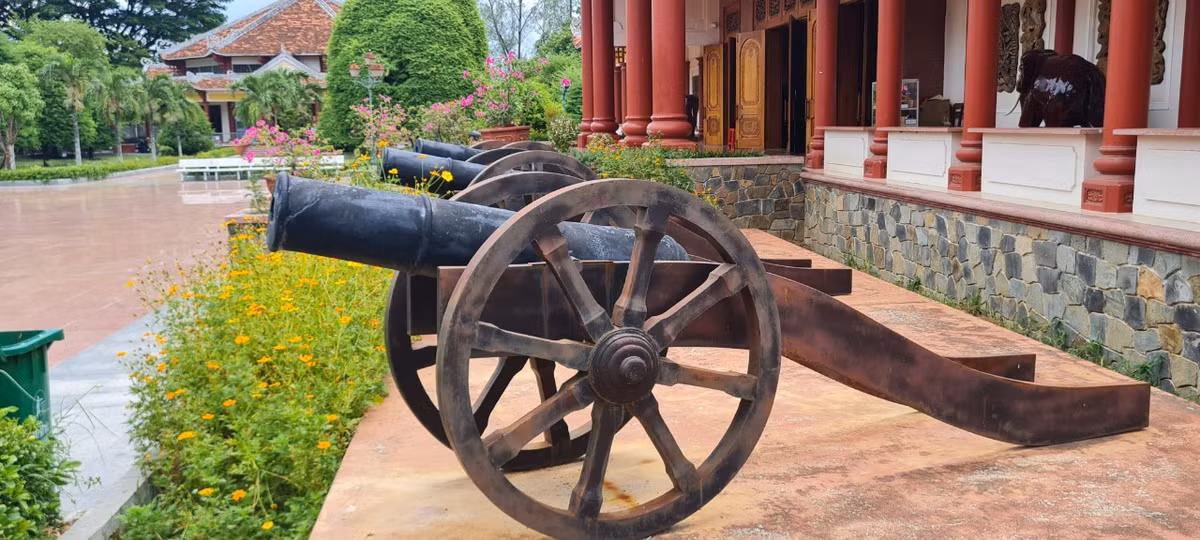 Nằm bên phải bảo tàng là ngôi nhà thuở sinh thời của ba anh em nhà Tây Sơn nay là Khu đền thờ Tây Sơn tam kiệt, nơi đây thờ Nguyễn Nhạc, Nguyễn Huệ, Nguyễn Lữ và các văn thần võ tướng của nhà Tây Sơn.