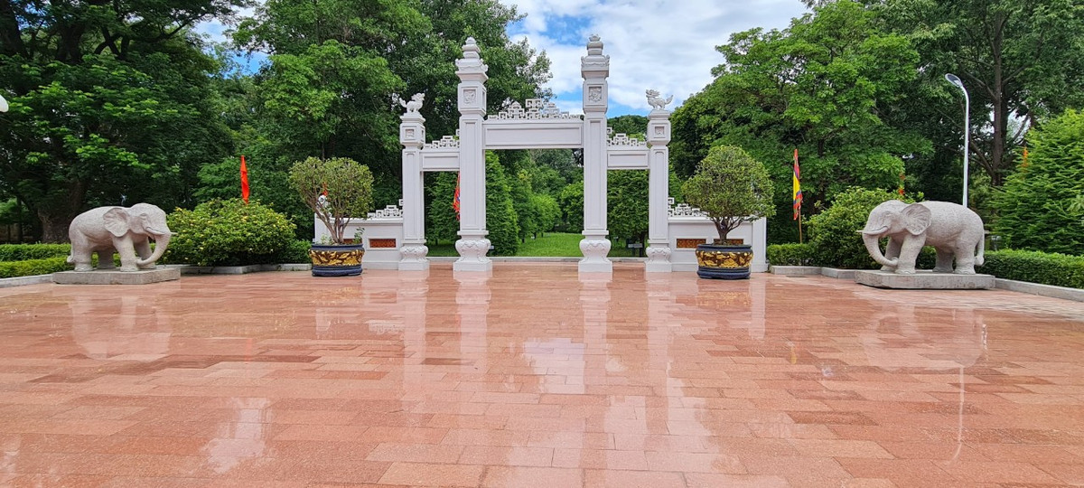 Cho đến nay, trong khu vườn cũ của gia đình nhà vua Quang Trung vẫn còn lưu giữ 2 di tích cực kỳ quý giá: giếng nước xưa và cây me cổ thụ, tương truyền lại là có từ thời Hồ Phi Phúc (thân sinh của ba anh em nhà Tây Sơn).