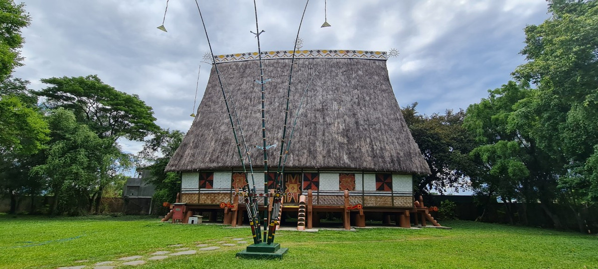 Bảo tàng Quang Trung tọa lạc trong một khuôn viên rộng 150.000m², bao gồm các hạng mục: nhà trưng bày, nhà biểu diễn nhạc võ Tây Sơn, nhà rông Tây Nguyên...