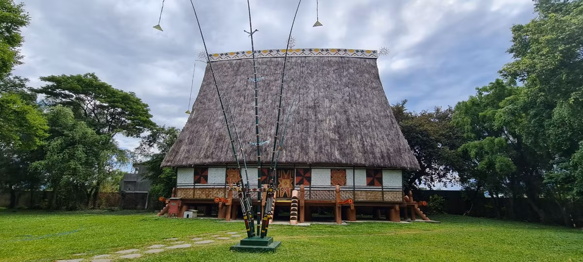 Bảo tàng Quang Trung tọa lạc trong một khuôn viên rộng 150.000m², bao gồm các hạng mục: nhà trưng bày, nhà biểu diễn nhạc võ Tây Sơn, nhà rông Tây Nguyên...