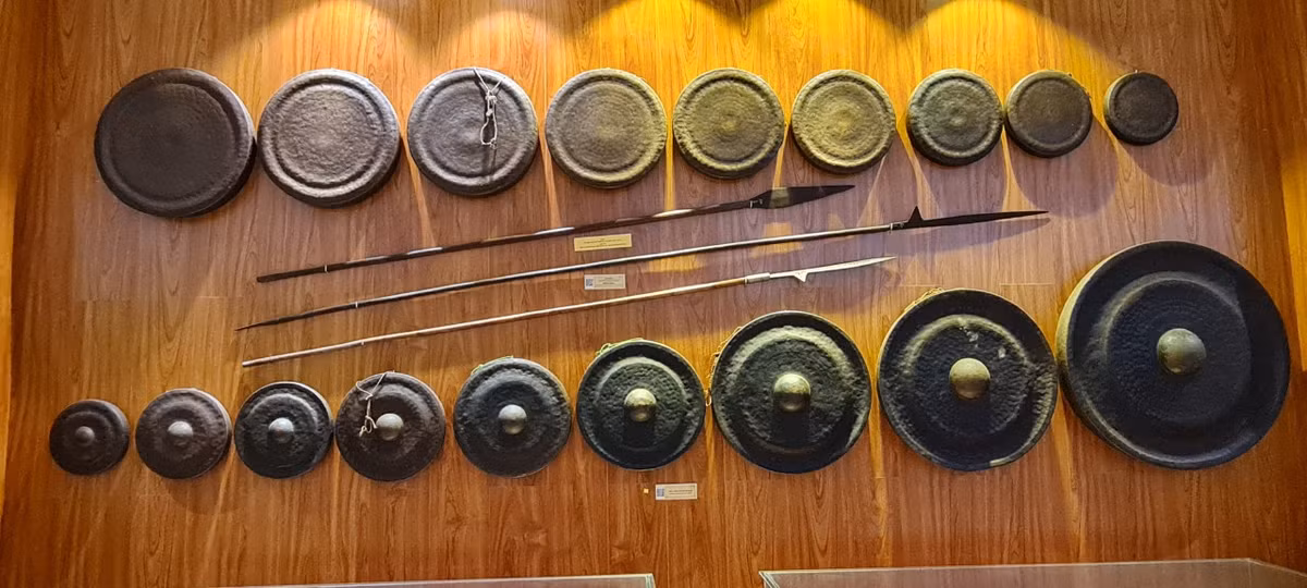 Nơi đây sở hữu một kho tư liệu, hiện vật phong phú về thời đại lẫy lừng của vị vua kiệt xuất Quang Trung – Nguyễn Huệ.