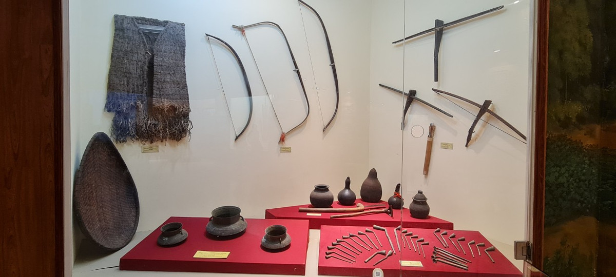 Ngoài ra, du khách còn được chiêm ngưỡng các loại binh khí đã cùng với nghĩa quân Tây Sơn chiến thắng 20 vạn quân Thanh và nhiều chiến công hiển hách khác.