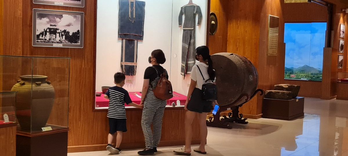 Tham quan bảo tàng, du khách sẽ được nghe giới thiệu một cách đầy đủ và sâu sắc nhất về nhà Tây Sơn, được nhìn ngắm sắc phục của các quan văn, quan võ thời xưa lưu giữ lại.