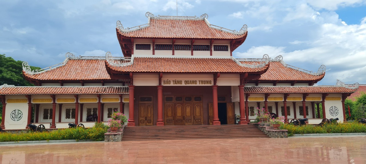 Nhà trưng bày có kiến trúc vừa hiện đại vừa cổ kính với hệ thống mái lợp ngói âm dương tráng men mang dáng dấp mái đình, chùa Việt Nam vào thế kỷ 18.