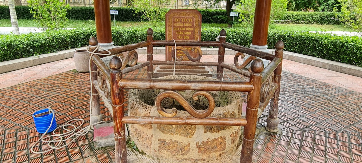 Giếng nước cổ nằm bên phải điện Tây Sơn với đường kính là 0,9m. Nguyên tác được xây bằng đá ong và không sâu như bây giờ bởi sau này dân làng mới trùng tu để làm giếng chung cho cả làng.