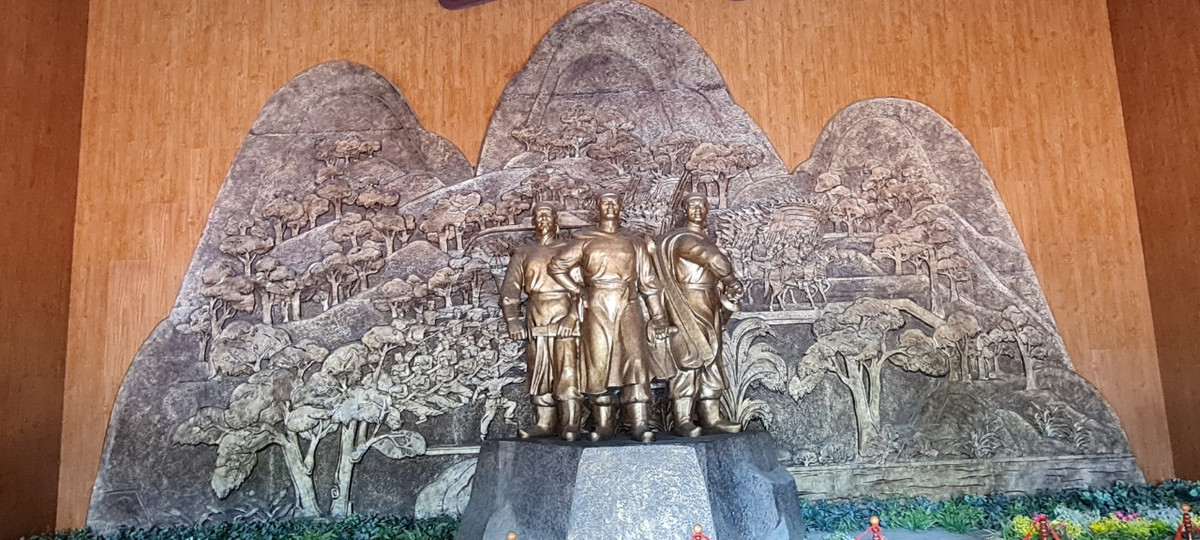 Khu vực bảo tàng được thiết kế với cấu trúc 9 phòng trưng bày lưu giữ khoảng trên 11.000 hiện vật quan trọng liên quan đến khởi nghĩa Tây Sơn và 3 anh em họ Nguyễn.