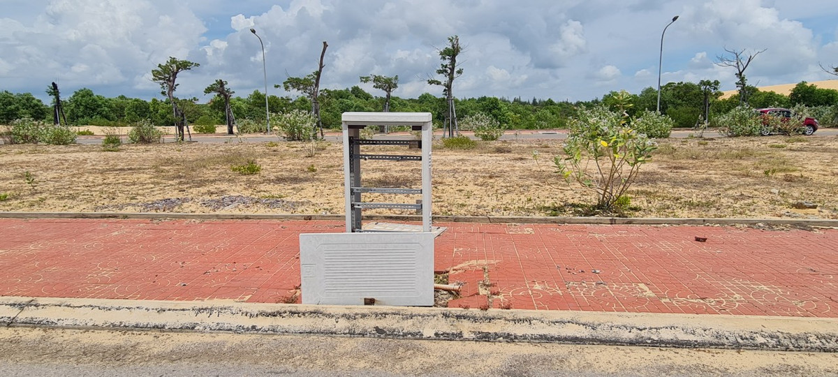 Năm 2022, UBND tỉnh Bình Định đã phê duyệt giá khởi điểm để tổ chức đấu giá hàng trăm lô đất tại phân khu số 5 và số 8 thuộc Khu đô thị du lịch sinh thái Nhơn Hội với giá khởi điểm dao động từ khoảng 15,1 triệu đồng/m2 đến gần 35,8 triệu đồng/m2.