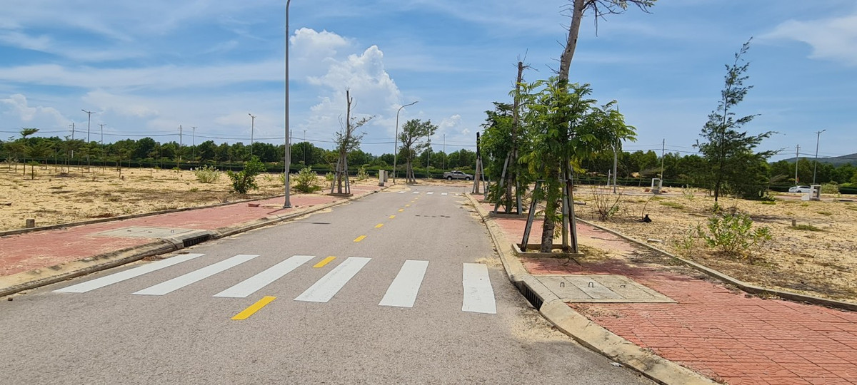 Hàng ngàn lô đất tiền tỷ ven biển vẫn đang bỏ hoang giữa mênh mông cát trắng.