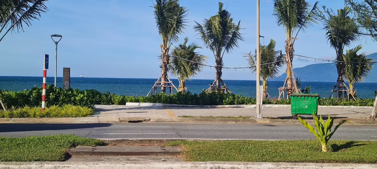 Dự án được xem là sở hữu vị trí “kim cương” ngay mặt Vịnh Đà Nẵng, với tầm nhìn ôm trọn vẻ tuyệt mỹ của "Vịnh Ngọc", đèo Hải Vân, bán đảo Sơn Trà và cả thành phố Đà Nẵng.