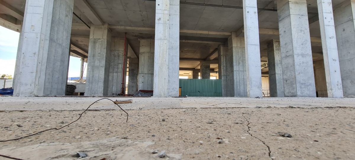 Khung cảnh vắng lặng đìu hiu tại dự án chung cư cao cấp ở "thiên đường Vịnh Ngọc" ngay mùa cao điểm xây dựng 2023.