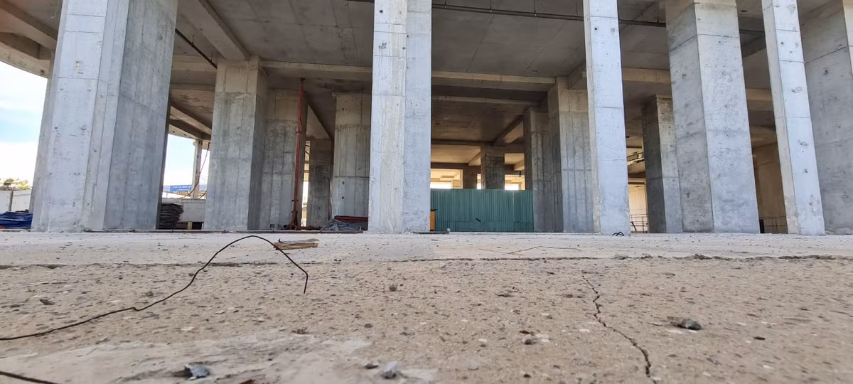 Khung cảnh vắng lặng đìu hiu tại dự án chung cư cao cấp ở "thiên đường Vịnh Ngọc" ngay mùa cao điểm xây dựng 2023.