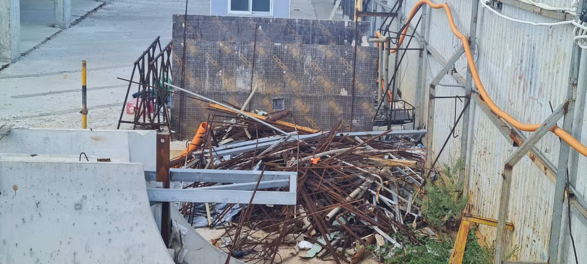 Bên trong công trình, sắt vụn chất đống đã đổi màu theo thời gian.