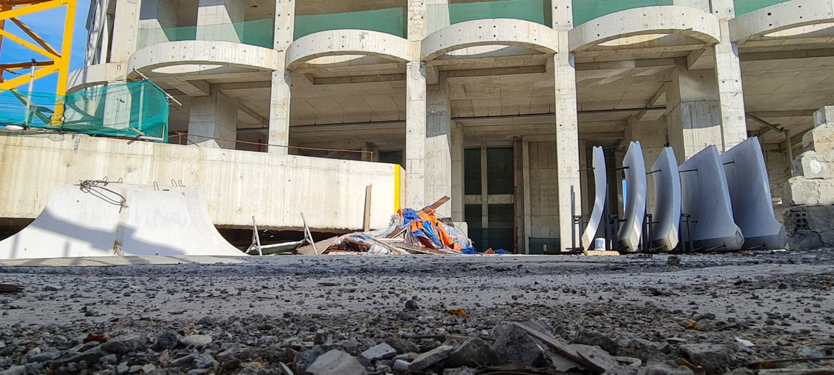 Sau thời gian triển khai rầm rộ ban đầu, tốc độ xây dựng công trình chững lại. Hơn 2 năm sau lễ khởi công, công trình vẫn đang dang dở ở nhiều hạng mục.