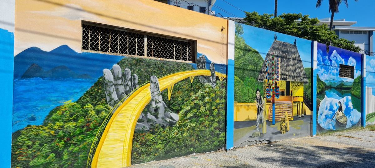 Cầu Vàng, tọa độ sống ảo nổi tiếng muôn phương, vừa được bình chọn là một trong những cây cầu có kiến trúc mang tính biểu tượng trên thế giới, là điểm đến không thể bỏ qua của bao du khách khi đến Đà thành.