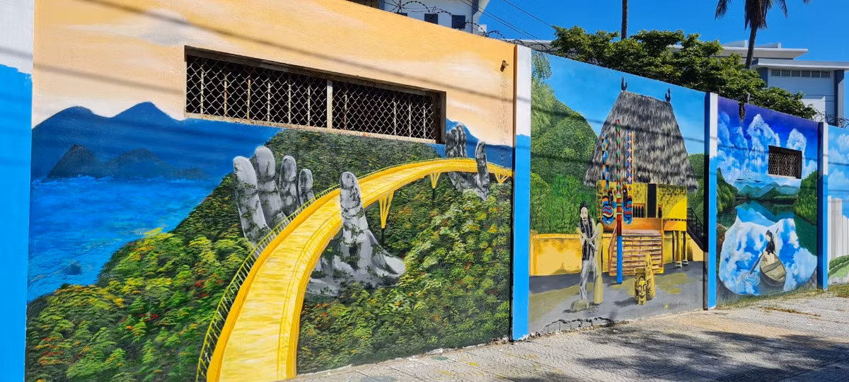 Cầu Vàng, tọa độ sống ảo nổi tiếng muôn phương, vừa được bình chọn là một trong những cây cầu có kiến trúc mang tính biểu tượng trên thế giới, là điểm đến không thể bỏ qua của bao du khách khi đến Đà thành.