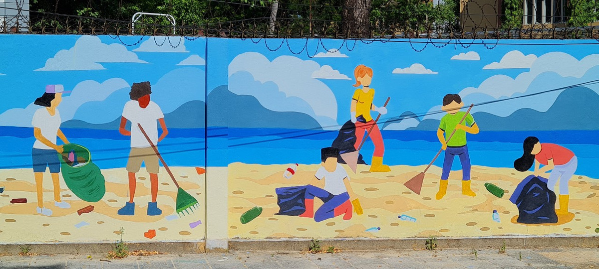 Với chủ đề "Đà Nẵng xanh", các tác giả cũng tái hiện các đợt ra quân dọn dẹp, làm sạch bãi biển của thành phố.