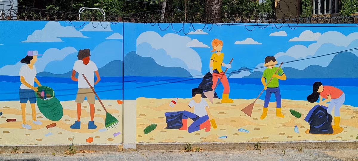 Với chủ đề "Đà Nẵng xanh", các tác giả cũng tái hiện các đợt ra quân dọn dẹp, làm sạch bãi biển của thành phố.